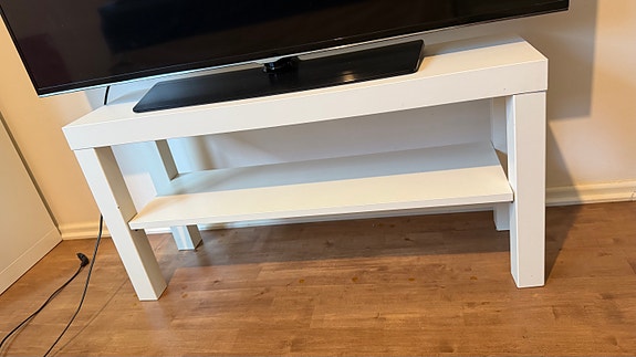 IKEA tv-taso valkoinen hyllyllä