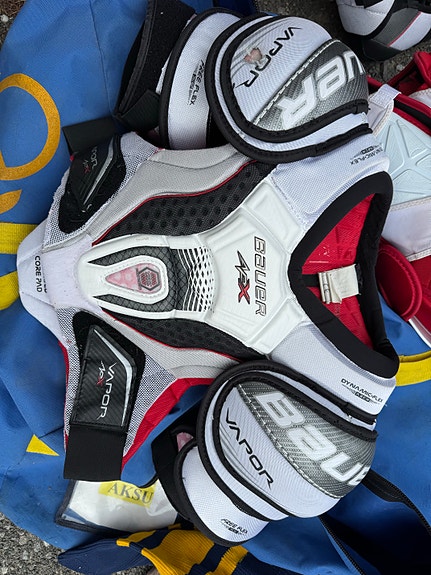 Bauer Vapor APX jääkiekkosuojat rinta- ja polvisuojat valko-punainen