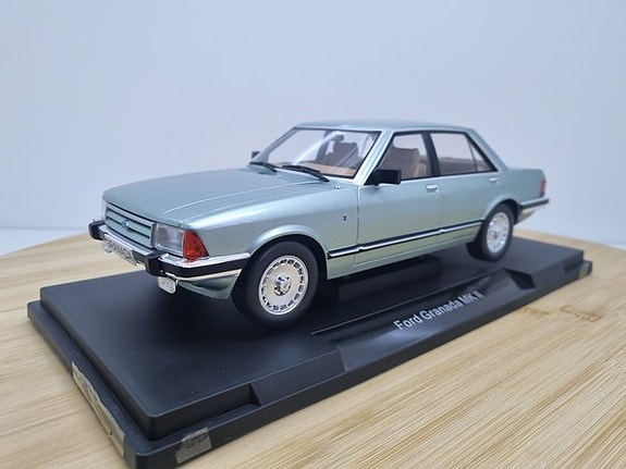 MCG 1:18 - Pienoismalliauto - Ford Granada MK II 2.8 Ghia - Vaaleanvihreä