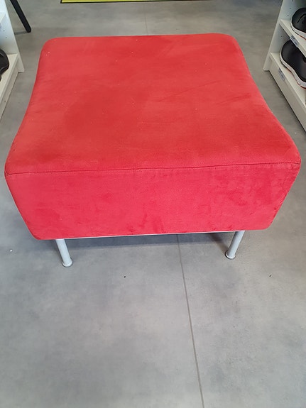Punainen Isku rahi 60x60 cm.
