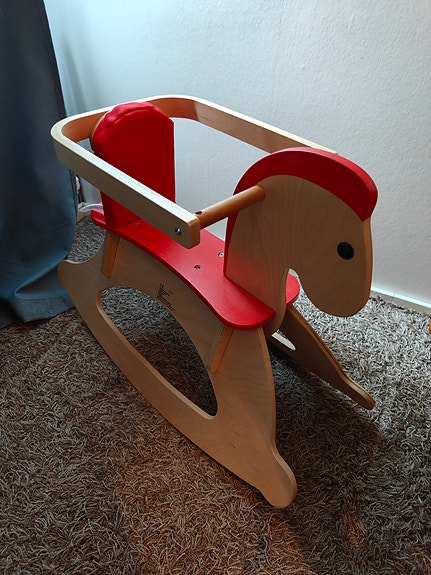 Hape Keinuhevonen irroitettavalla turvakaarella