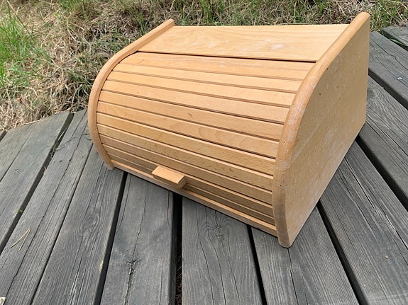 Puinen leipälaatikko