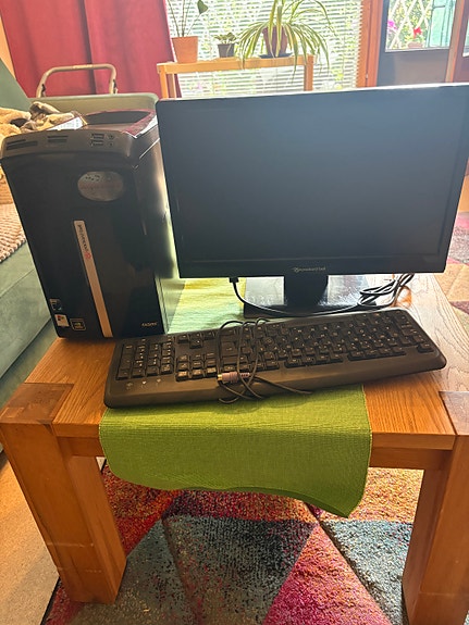 Packard bell iMedia S3210 ja näyttöineen