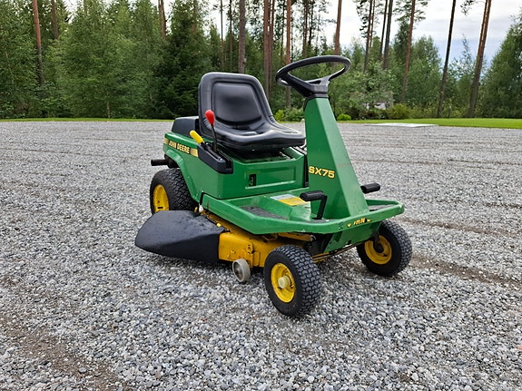 John Deere SX75 ajettava ruohonleikkuri