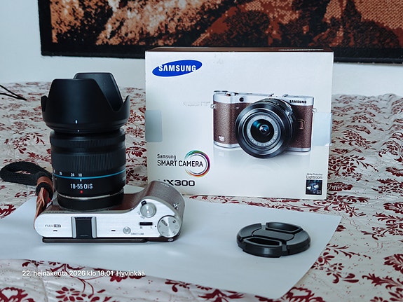 Samsung nx-300 20mp aps-c + 18-55mm ois (28.8-88.0mm) virheetön retrojärkkäri.