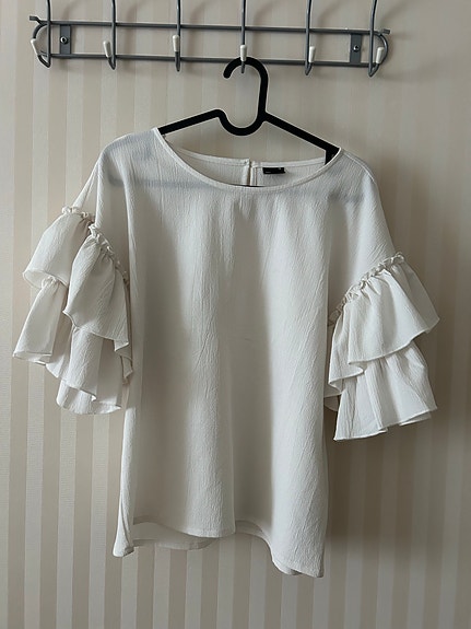 Gina Tricot röyhelöpusero 36