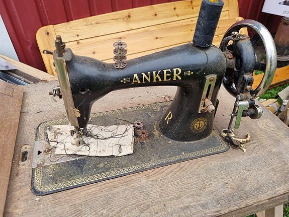 Anker vanha poljettava ompelukone pöydällä