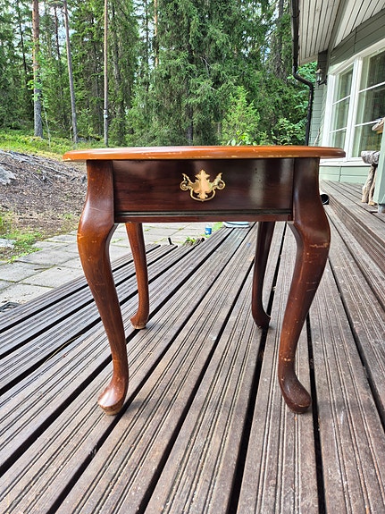 Pieni pyöreä pöytä.