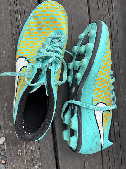 Nappikset, Nike Magista