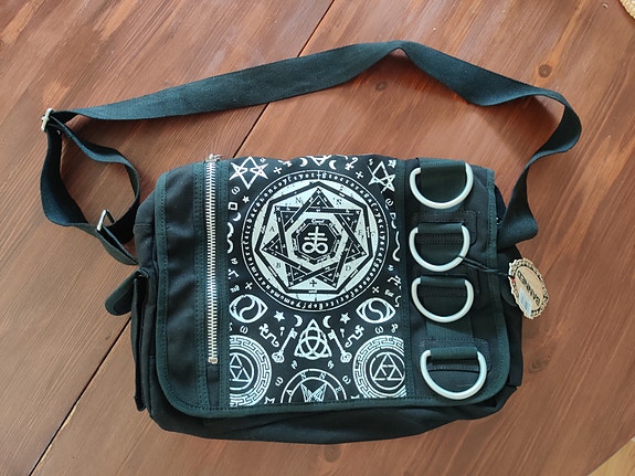 Banned Apparel Gothic Messenger Bag – käyttämätön musta olkalaukku