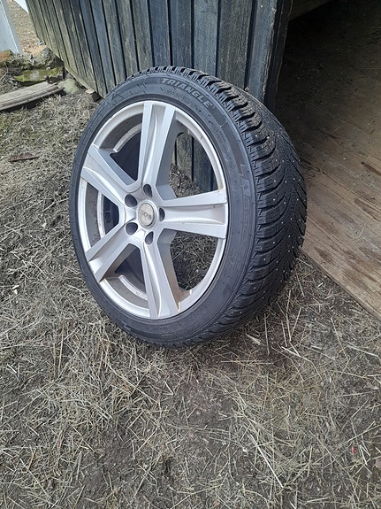 225/45 R18 talvirenkaat vanteilla