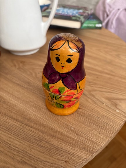 Puinen, kolmiosainen maatuska-nukke