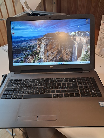 HP Pavilion 15 (i3-7100u, 10Gb Ram, 256Gb SSD)