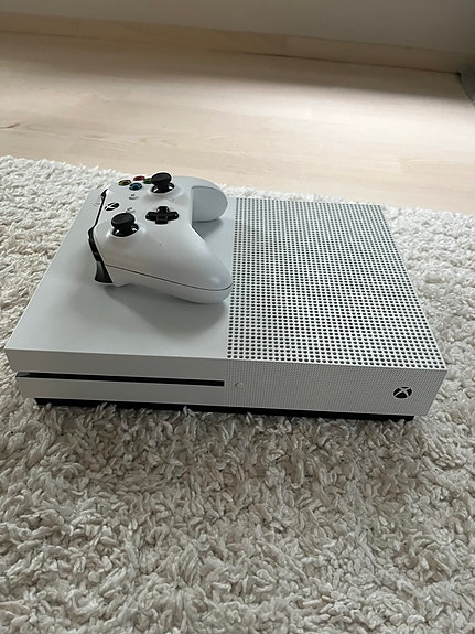 Xbox One S + Ohjain