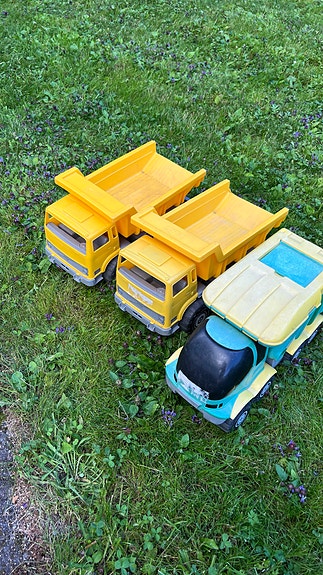 Plasto kuorma-autot ja roska-auto