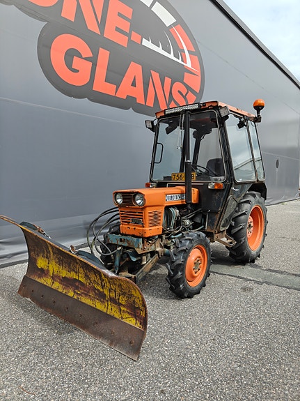 Käytetty Kubota L245DT-4x4/1520 traktori puskulevyllä ja harjalaitteella