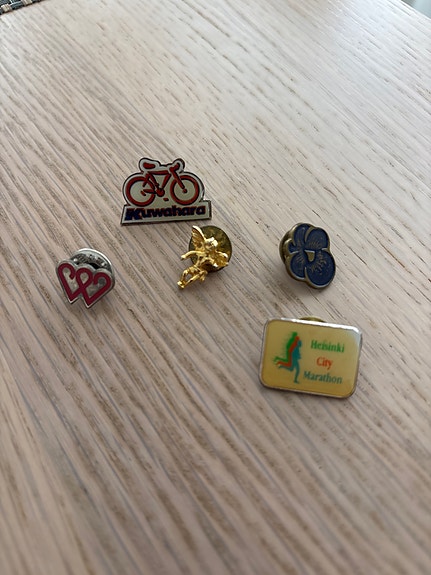 5 kpl pinssejä / pinssi enkeli, kukka, Kuwahara, Helsinki City Maraton