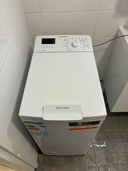 Indesit pyykinpesukone päältä täytettävä