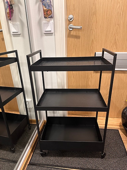 IKEA musta tarjoiluvaunu hylly