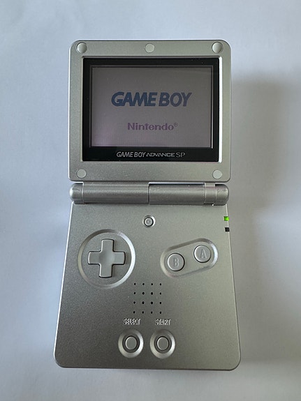 Nintendo Game Boy Advance SP pelikonsoli hopea