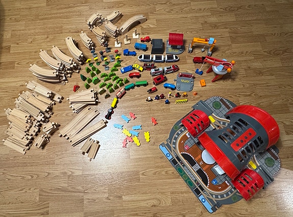 Brio + Hape + Ikea, Hape rautatieasema, Brio junia ja rataa, Ikea junia ja rataa