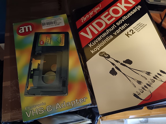 Vhs c-adapteri ja videojohtoja