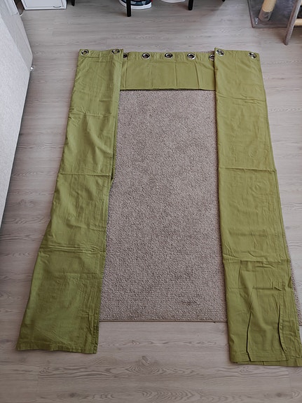 Oliivinvihreät sivuverhot ja kappa
