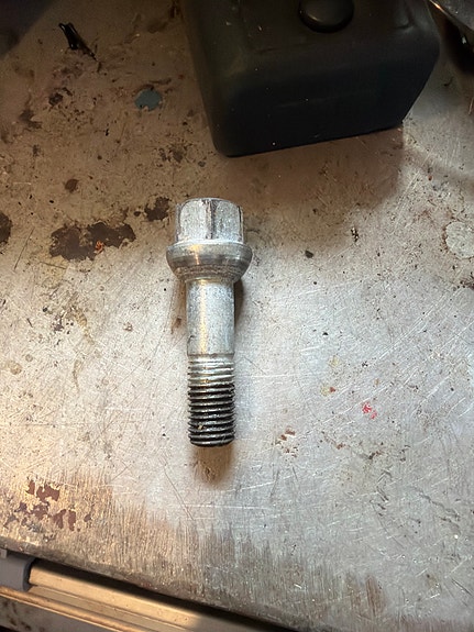 Mercedes-Benz pitkät vanteiden pultit