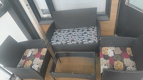 Parvekekalusteet sohva tuolit pöytä musta
