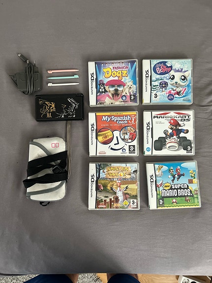 Nintendo DS Lite konsoli sekä pelejä