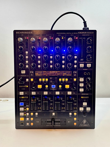Myydään Behringer DDM4000 Digitaalinen Pro-mikseri