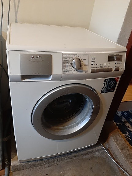 AEG L76650 edestä täytettävä pesukone valkoinen ja AEG 56840R kuivausrumpu