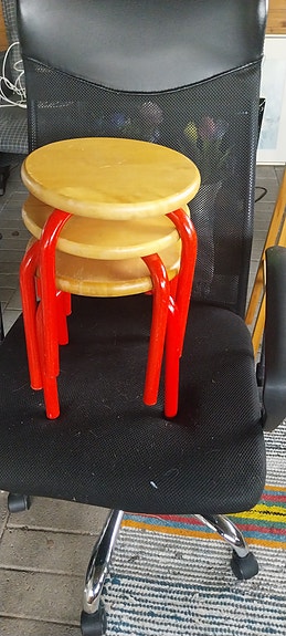 3 lasten jakkaraa