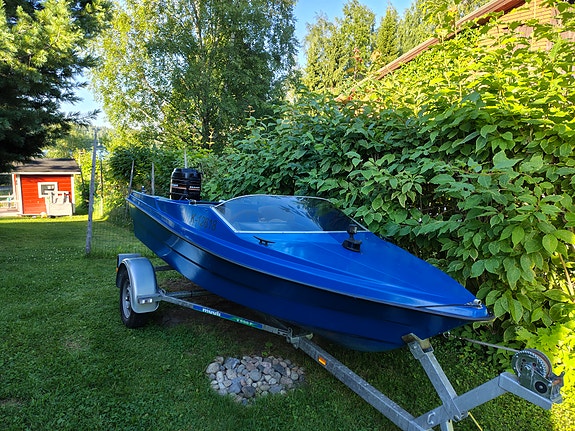 Terhi bs 400 tuulilasivene Mercury 50hv koneella ja Muuli venetraileri
