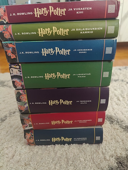 J. K. Rowling Harry Potter -kirjasarja suomeksi, 7 kirjaa
