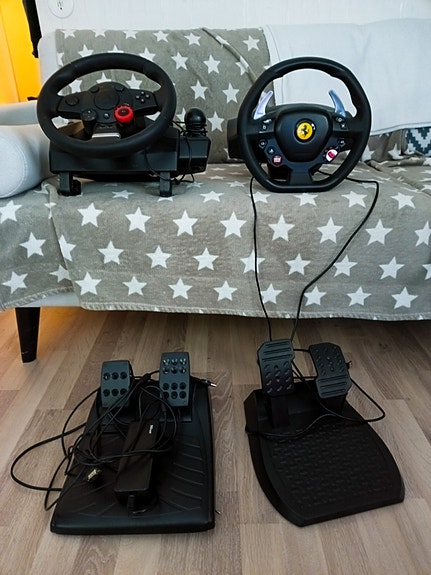 Logitech ja  Thrustmaster ratti ja polkimet.