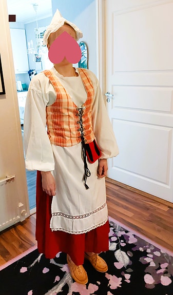 Myydään hyväkuntoinen naisten Hämeen puku.