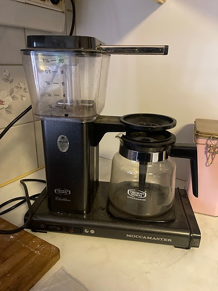 Moccamaster musta kahvinkeitin lasikannulla
