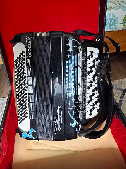 Lasse Pihlajamaa Virtuoso harmonikkabasso musta