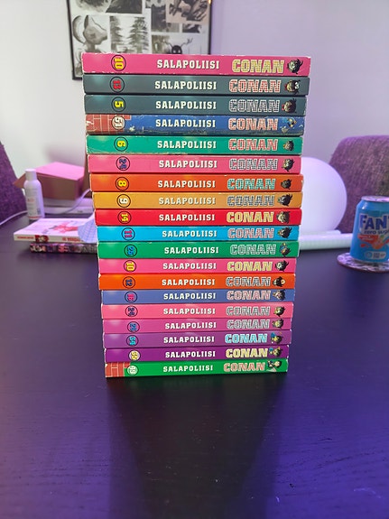 Salapoliisi Conan kirjoja