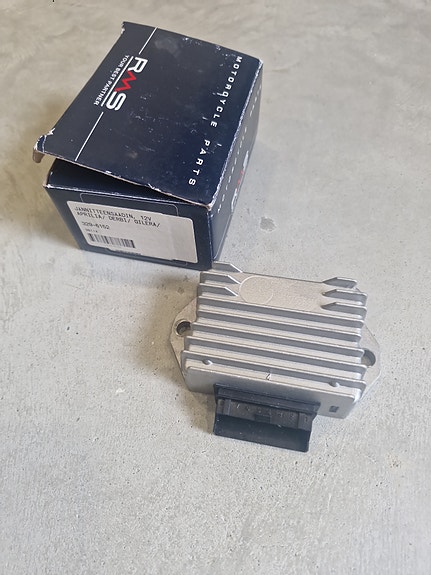 Aprilia Derbi Gilera 12V jännitteensäädin
