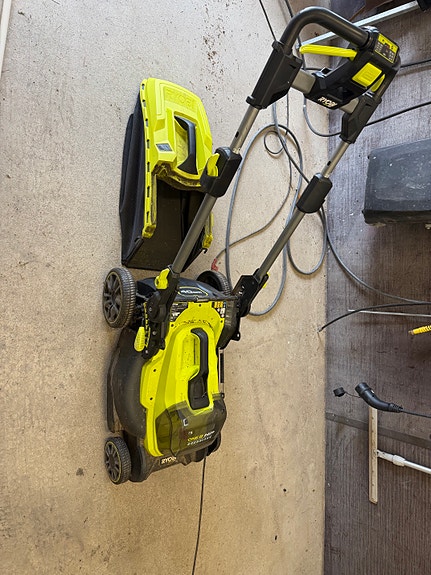 Ryobi ruohonleikkuri ja akut + laturi
