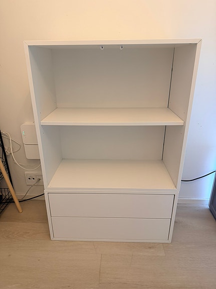 Ikea-hylly laatikostolla, valkoinen