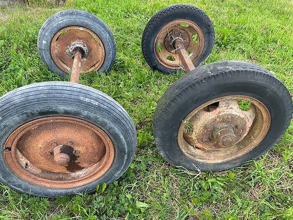Peräkärryn akselit ja renkaat
