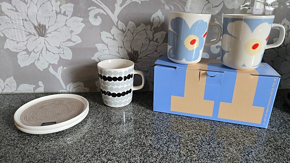 Marimekko mukeja ja lautasia