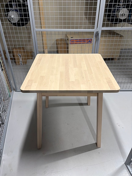 Ikea pieni ruokapöytä ja penkit