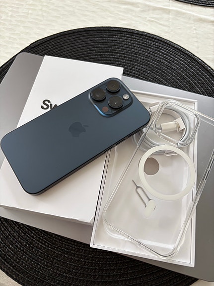 iPhone 15 Pro 256GB Sinititaani, uusi akku, erinomainen kunto + panssarilasi