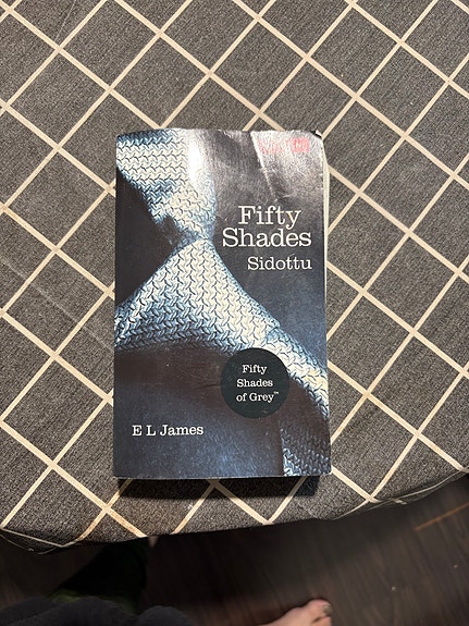 Kesäluettavaa! Fifty shades of grey, sidottu