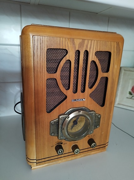 Vanha puinen radio/cd-soitin.