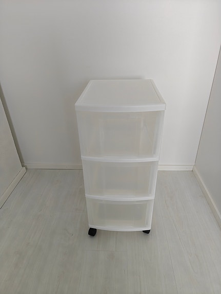 Valkoinen muovinen laatikosto pyörillä
